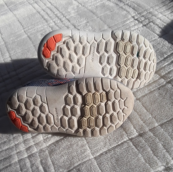 NIKES - Picture 4 of 4